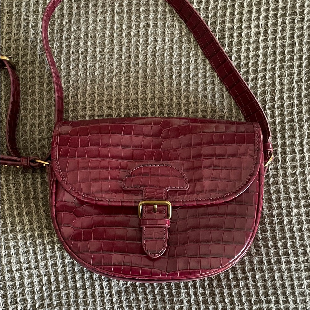 Classic large saddle bag in croc-embossed leather